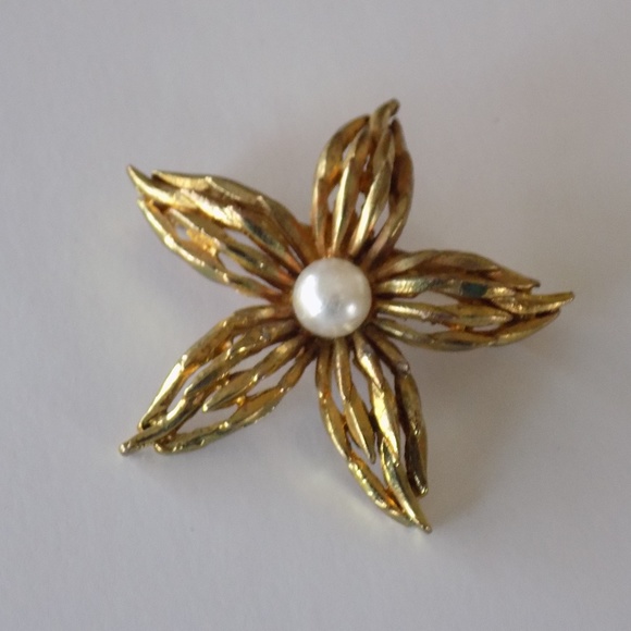 Vintage Jewelry - Vintage gold and pearl flower brooch